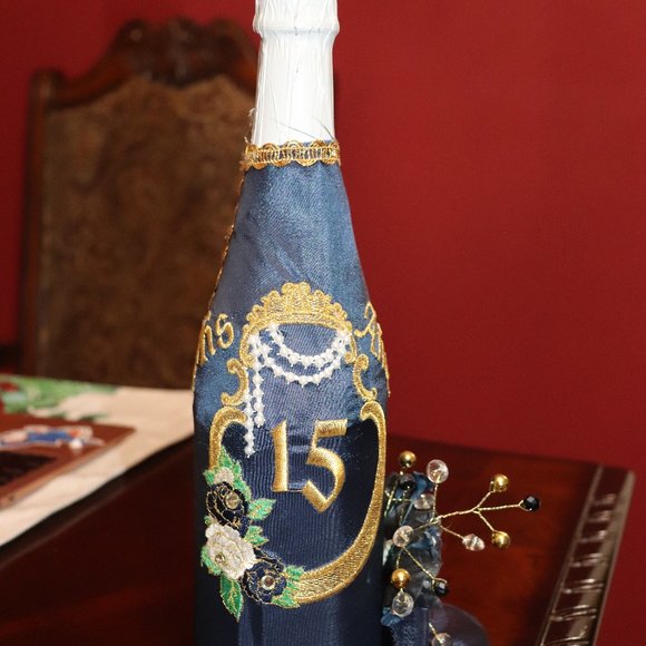 QUINCEANERA DRESS (PLUS DOLL, BOUQUET,  PHOTO ALBUM, HAIR PIN) - Picture 12 of 13